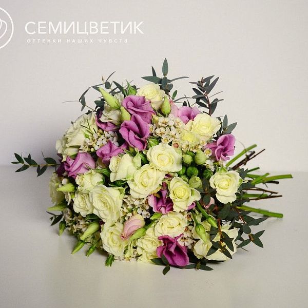 Свадебный букет из кустовой розы и лизиантуса