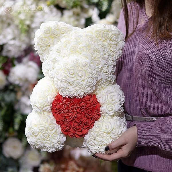 Мишка из роз белый с красным сердечком 40 см