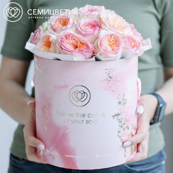 Букет в розовой шляпной коробке Amour Mini из 21 персиковой пионовидной розы Flash Back