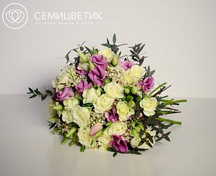 Свадебный букет из кустовой розы и лизиантуса