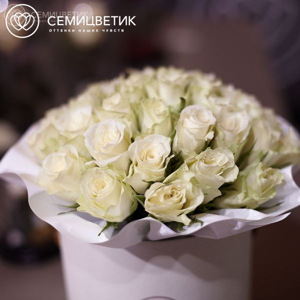Букет в белой шляпной коробке Amour Mini из 35 белых роз (Кения)