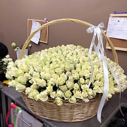 501 белая роза Premium (Кения) в корзине