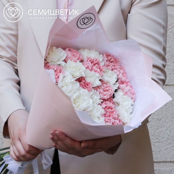 Букет из 25 белых и розовых гвоздик в розовой пленке