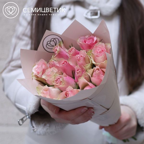 Букет из 15 нежно-розовых роз 35 см (Кения) в кремовой упаковке