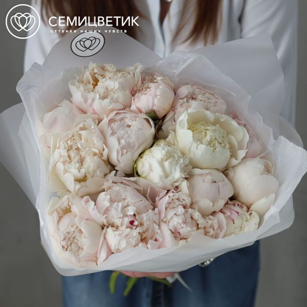 Букет из 11 белых пионов Kelway`s Glorious Premium в прозрачной упаковке
