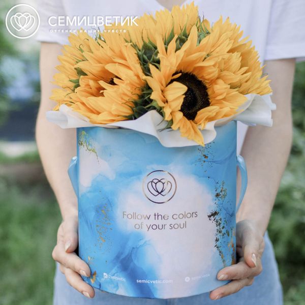 Букет в голубой шляпной коробке Amour Mini из 5 подсолнухов