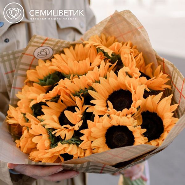 Букет из 15 подсолнухов