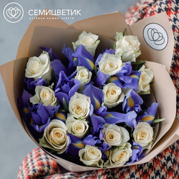 Букет из 10 белых роз 30 см (Кения) и 15 синих ирисов