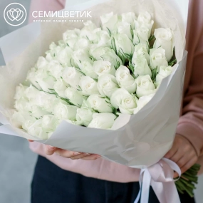 Букет из 61 белой розы 40 см (Кения) в белой пленке