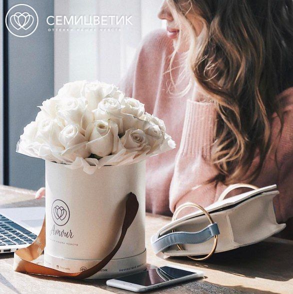 Букет в белой шляпной коробке Amour Mini из 25 белых роз Эквадор