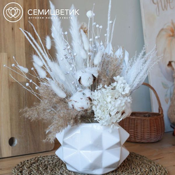 Композиция из сухоцветов в вазе с пальмой, гортензией, льном и хлопоком