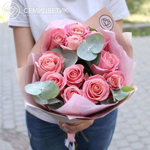 Букет из 11 нежно- розовых роз Hermosa 50 см (Эквадор) с эвкалиптом