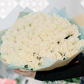 Букет из 101 белой розы 40 см (Россия) в кремовой пленке