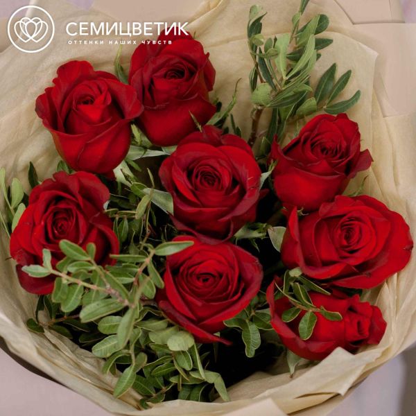 Букет из 9 красных роз Ever Red 40 см с фисташкой