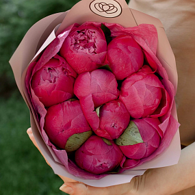 Букет из 9 ярко-розовых пионов Command Performance Premium в кремовой пленке