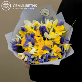 Букет из 30 нарциссов и 13 ирисов в сиреневой пленке