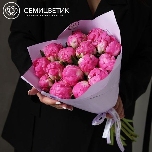 Букет из 15 ярко-розовых пионов Flemming Premium в сиреневой пленке
