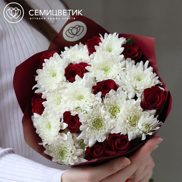 Букет из 5 белых кустовых хризантем и 10 красных роз в бордовой пленке
