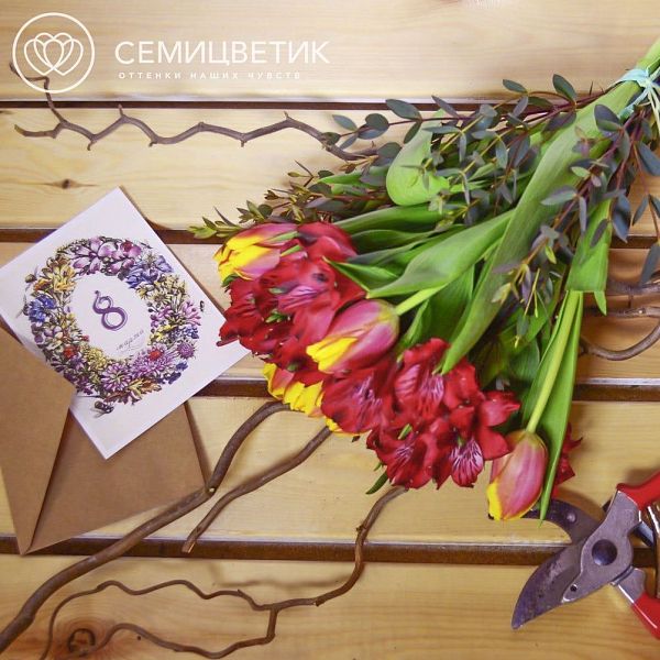 Букет из тюльпанов, альстромерии и эвкалипта в упаковке