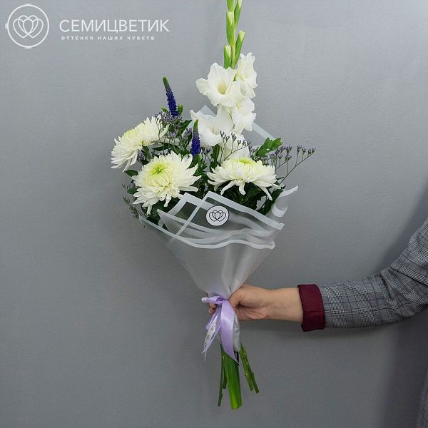 Букет из гладиолуса и хризантемы в упаковке