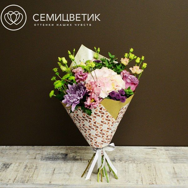 Букет из гортензии, хризантемы и лизиантуса в упаковке