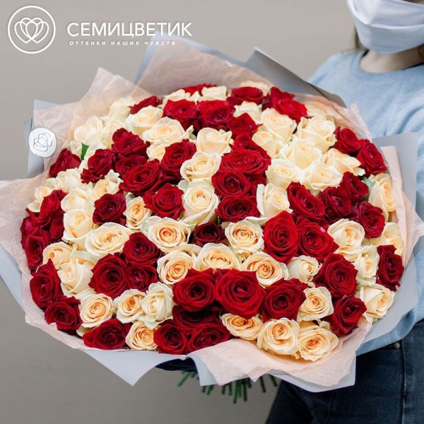 Букет из 101 красной и кремовой розы 60 см (Россия) 