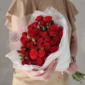 Букет из 15 красных кустовых роз 40-50 см (Россия)