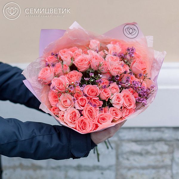 Букет из 15 розовых кустовых роз (Эквадор) и 3 ваксфлауэра