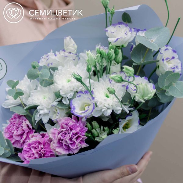 Букет из гвоздики, кустовой хризантемы и лизиантусов в сиреневой пленке