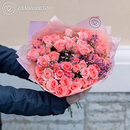 Букет из 15 кустовых эквадорских роз и 3 ваксфлауэра
