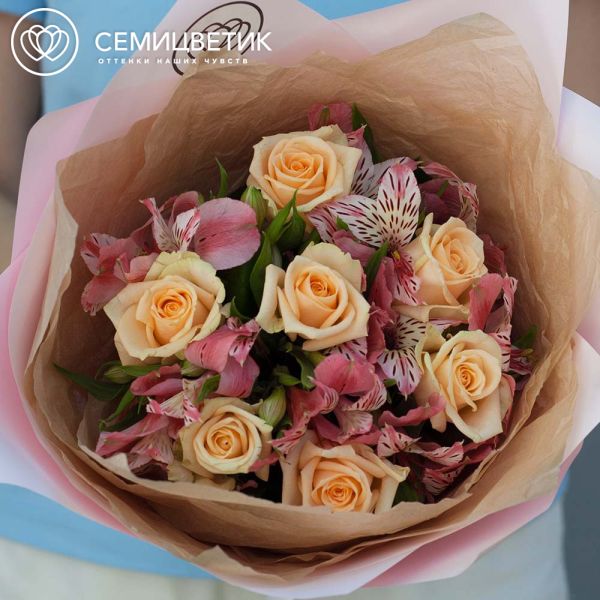 Букет из 7 кремовых роз 35-40 см (Россия) и 4 альстромерий в розовых тонах