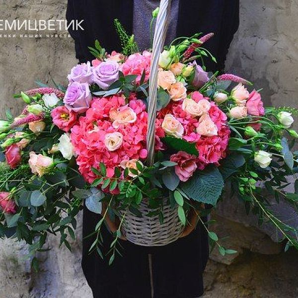 Композиция из гортензии, лизиантуса и розы кустовой