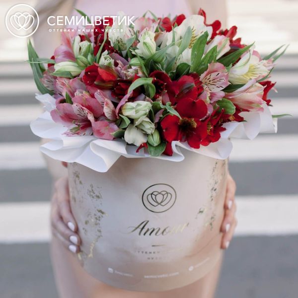 Букет в бежевой шляпной коробке Amour Mini из 25 альстромерий микс