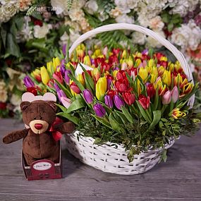 Композиция из 201 тюльпана микс с зеленью в корзине