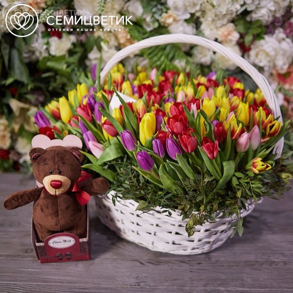 Композиция из 201 тюльпана микс с зеленью в корзине