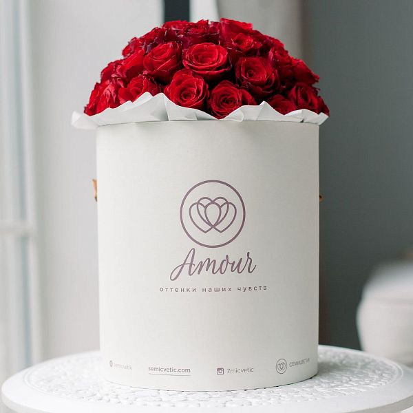 Букет в белой шляпной коробке Amour из 45 красных роз (Кения) Premium