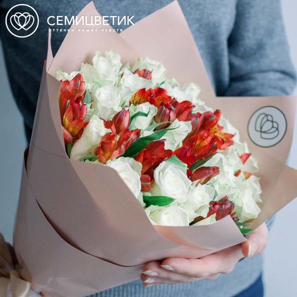 Букет из 25 белых роз 30 см (Кения) и 7 красных альстромерий в кремовой пленке
