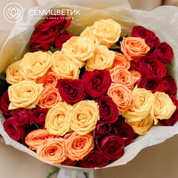 Букет из 15 красных, оранжевых и желтых кустовых роз 40 см (Эквадор)