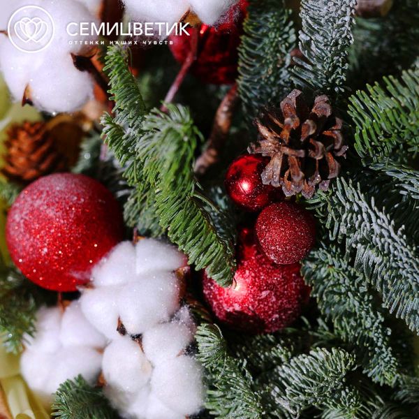 Букет с елью, хлопком и красными шарами