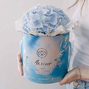 Букет в голубой шляпной коробке Amour Mini из 3 голубых гортензий