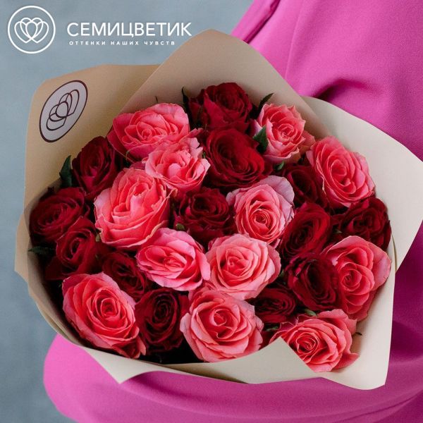 Букет из 25 красных и коралловых роз 40 см (Кения) в кремовой пленке