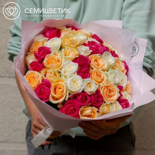 Букет из 51 малиновой, кремовой и белой розы 40 см (Россия)