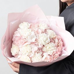 Бело-розовый свадебный букет  из 3 розовых гортензий и 10 белых гвоздик