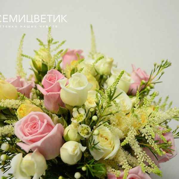 Свадебный букет из кустовых роз, одноголовых роз и лизиантуса