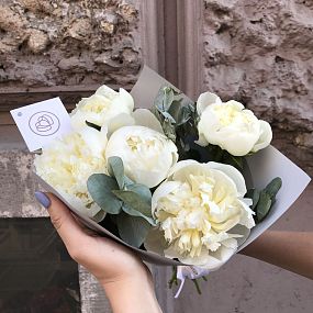 Букет из 5 белых пионов с зеленью Premium