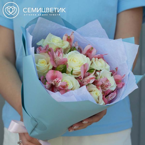 Букет из 7 белых роз 35-40 см (Россия) и 4 розовых альстромерий