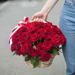 Композиция из 75 красных с темной каймой роз Магия (Россия) в корзине