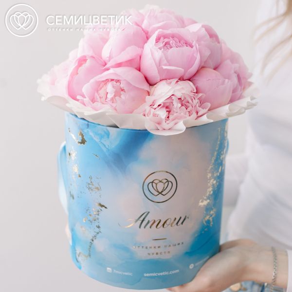 Букет в голубой шляпной коробке Amour Mini из 21 розового пиона Standart Plus