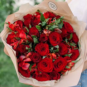 Букет из 25 красных роз (Кения) и 7 красных альстромерий