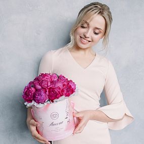 Букет в розовой шляпной коробке Amour Mini из 21 ярко-розового пиона Standart Plus